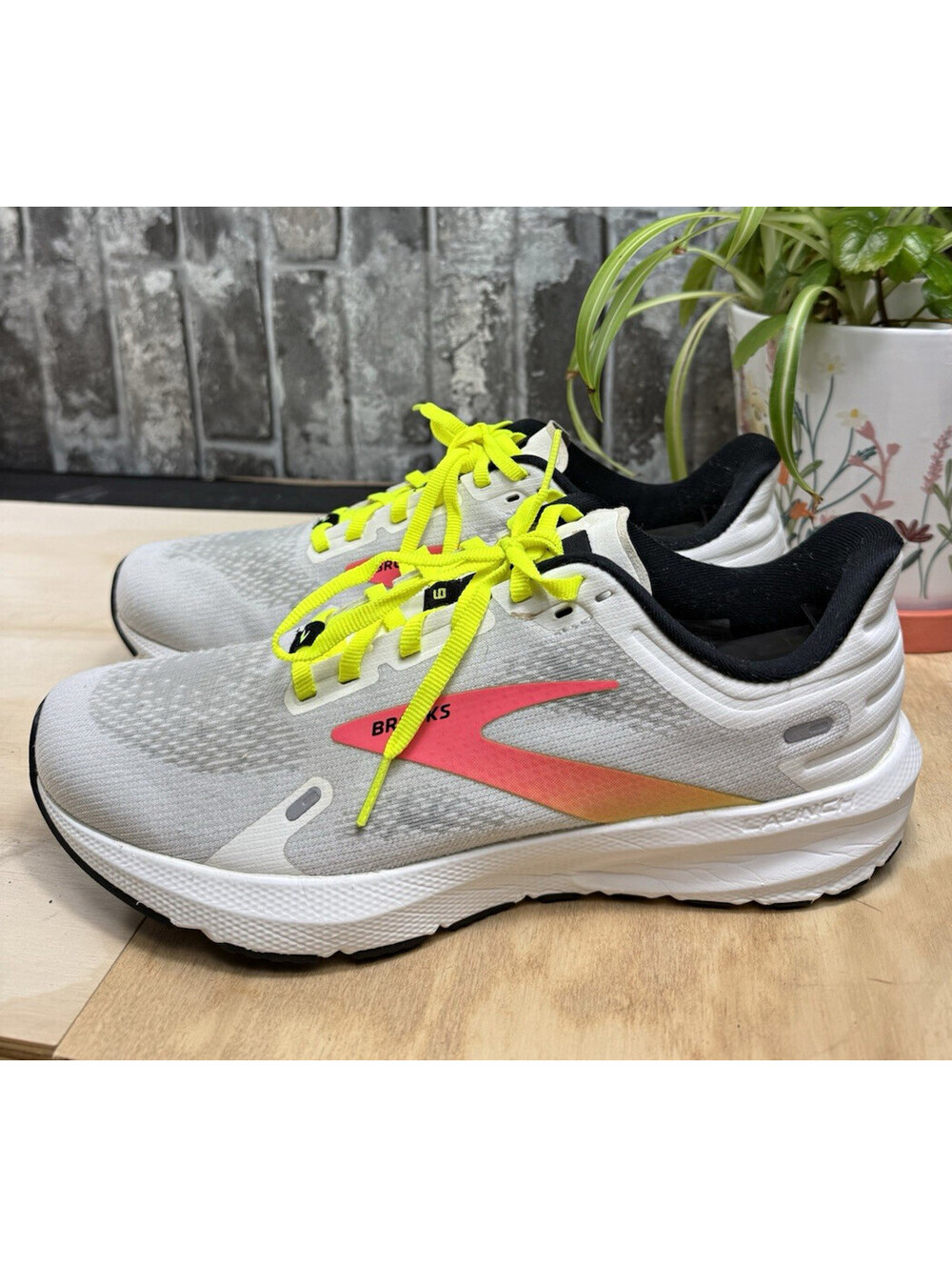 Brooks Launch 9 Gray/Yellow/Pink/White Low Top Lace-Up Athletic Sneaker 120373